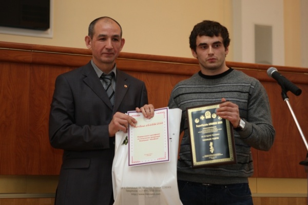 Шихан Анатолий Фесенко награждает победителя номинации За лучшую технику Годерзи Капанадзе