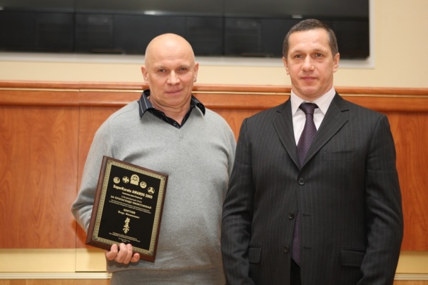 Игорь Филиппович Петрухин получает награду Суперкаратэ из рук министра Юрия Петровича Трутнева