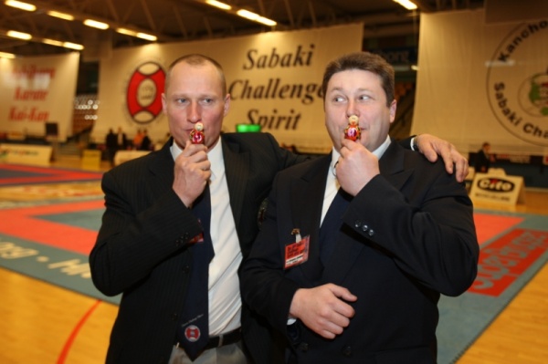 На фото члены судейского корпуса 16 чемпионата Мира по Ашихара-каратэ от России Андрей Кузнецов и Вениамин Чиакаде во время испытания новейшей техники.