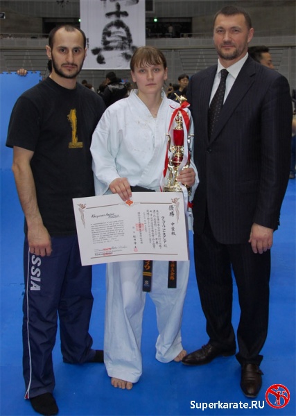 Анастасия Хрипунова с тренером Кареном Гядукяном и президентом РНФКК шиханом Ипатовым