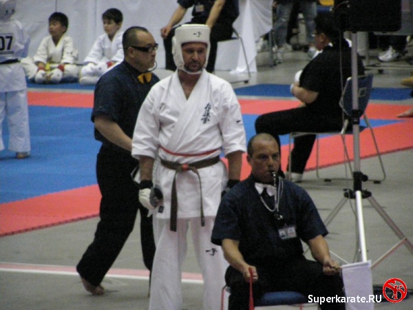 Олег Беляев готовится к выходу на татами. Чемпионат мира среди ветеранов 2010