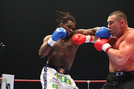 У Эвертона Тексейры мощные удары руками