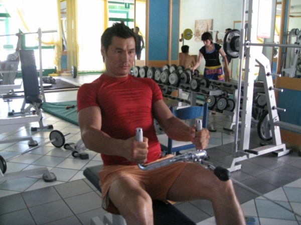 Бату Хасиков в тренажерном зале на сборах в Италии