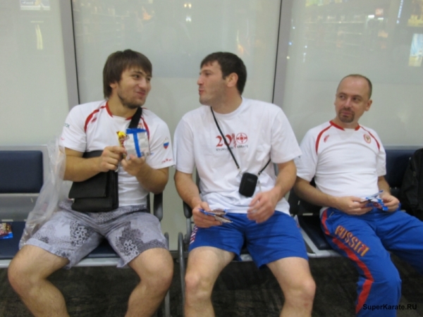 За Тариелом Николеишвили и Исламом Гогаевым наблюдает переводчик Петр Дмитриевский