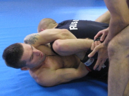 Макс Бакушин на тренировке по ММА, готовится к Битве Чемпионов