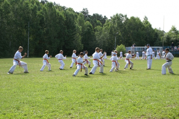 Тренировки каратэ киокушинкай на свежем воздухе