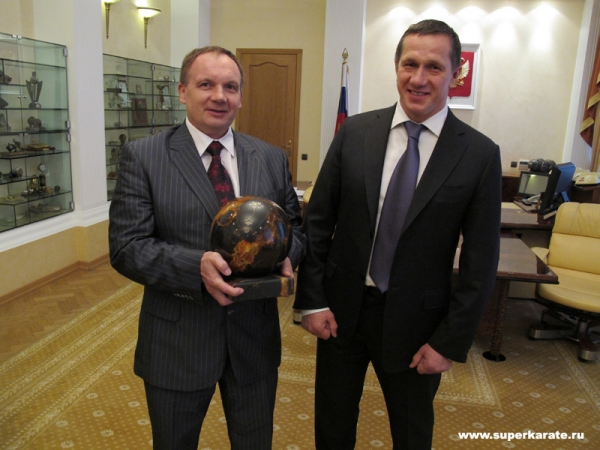 Анджей Древняк с увесистым подарком Юрия Трутнева