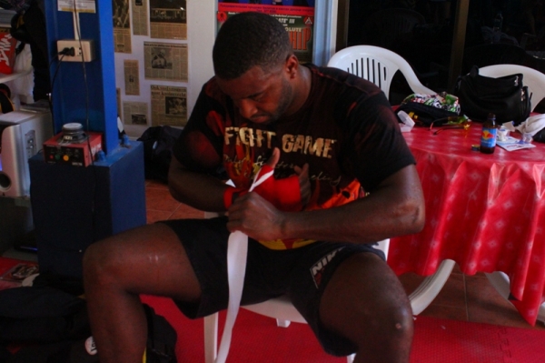 Эррол Циммерман (Errol Zimmerman) мотает бинты