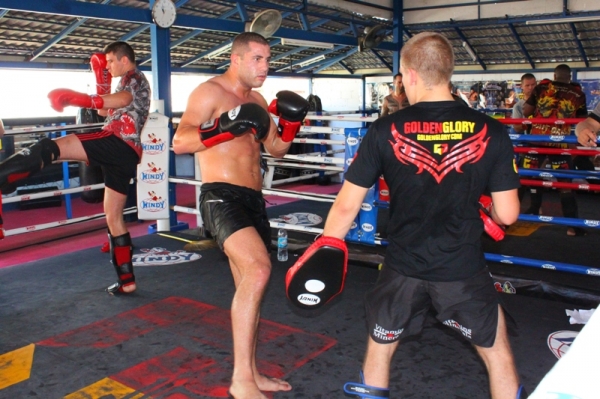 Гохан Саки (Gokhan Saki) - работа на лапах