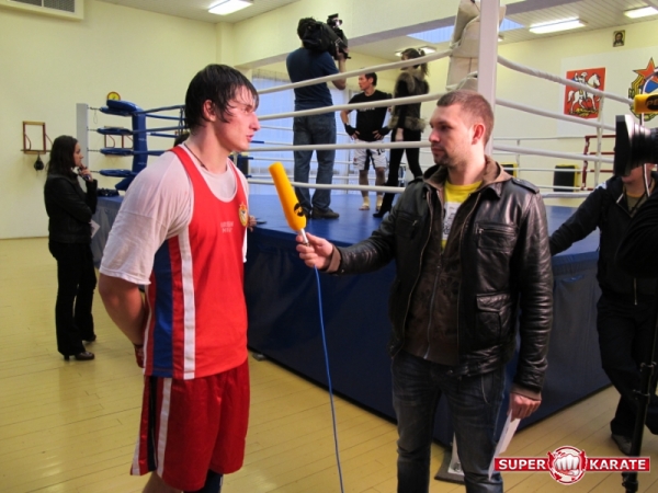 Чемпион Европы по кикбоксингу дает интервью