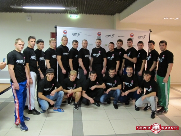 Двадцать бойцов - участников "Битвы Чемпионов", двое в это время бегают и сбрасывают лишний вес.