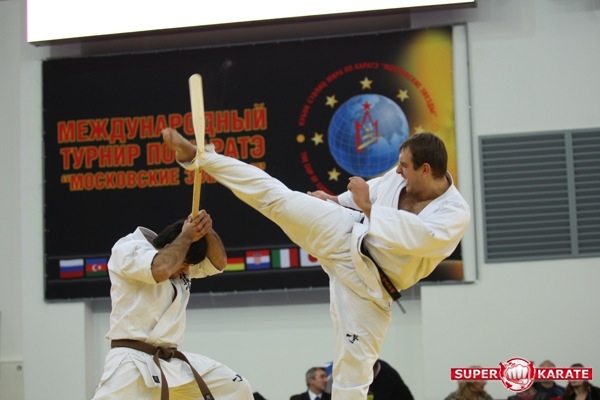 Сэнсей Артем Леонов ломает биту ударом маваси гери.