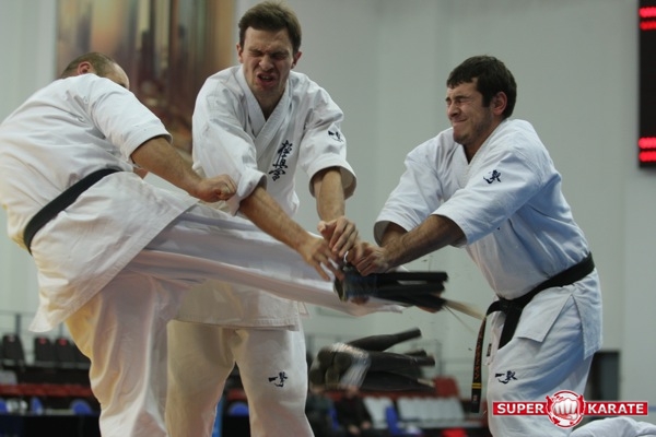 Сэнсей Плеханов разбивает четыре биты