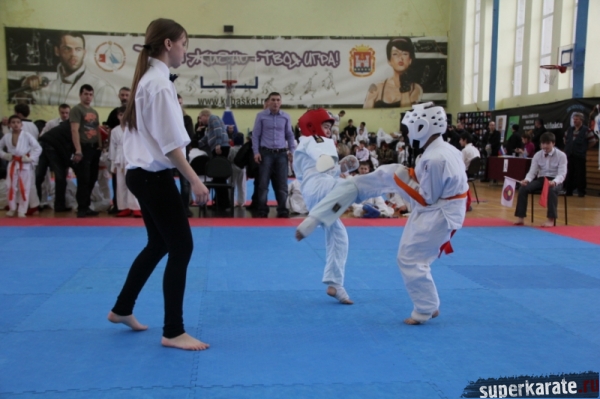 Данил Барабанов (в белом шлеме) - первая половина боя с его перевесом, но все же проиграл...