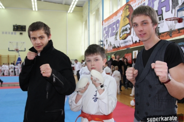 Михаил Плеплер и Генннадий Бурко - два друга, которые начинали заниматься каратэ киокусинкай еще в 1999 г. привели на занятия каратэ Олега Бурко - это его первые бои....