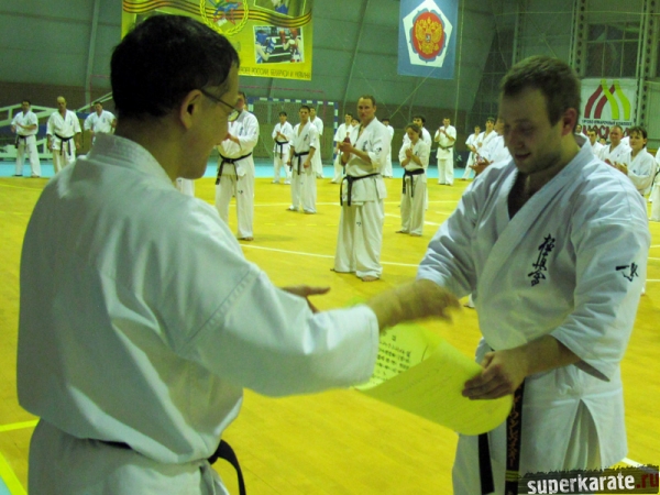 Шихан Горай вручает бранч-контракт Андрею Василевскому