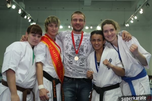 Макс Дедик и его боевые девчонки