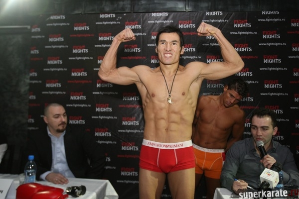 Бату Хасиков на взвешивании