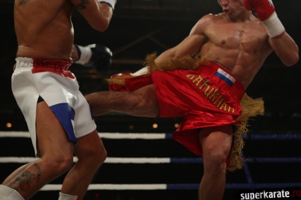 Лоу-кик Бату в ногу Альберту Краусу