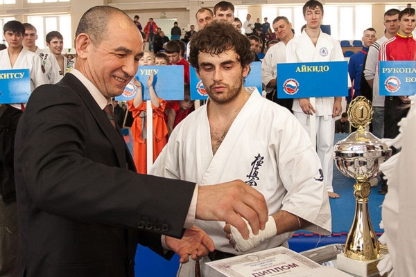 Шихан Анатолий Фесенко награждает Годерзи Капанадзе