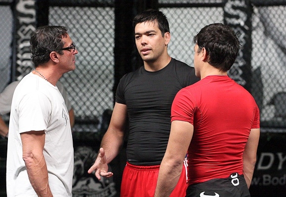 Лиото Мачида (в центре)