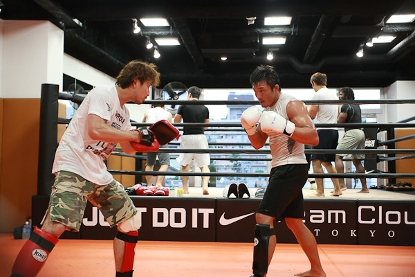 Йошихиро Акияма (справа) Йошихиро Акияма (справа)