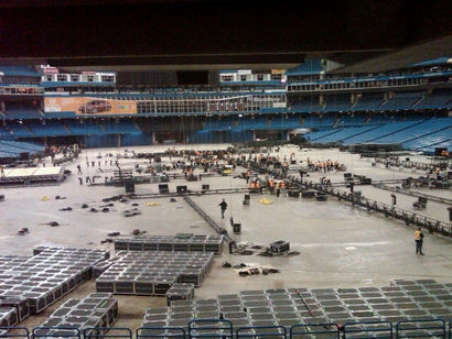 Роджерс Центр в Торонто вовсю готовится к приему участников и гостей UFC 129: "St. Pierre vs. Shields" Роджерс Центр в Торонто вовсю готовится к приему участников и гостей UFC 129: "St. Pierre vs. Shields"