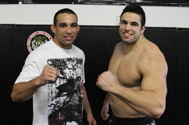 Фабрицио Вердум и его спарринг-партнер (ничуть не меньше Оверима, кстати) Фабрицио Вердум и его спарринг-партнер (ничуть не меньше Оверима, кстати)