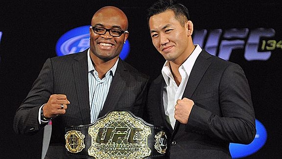 Андерсон Силва и Юшин Оками. И чемпионский пояс в придачу.