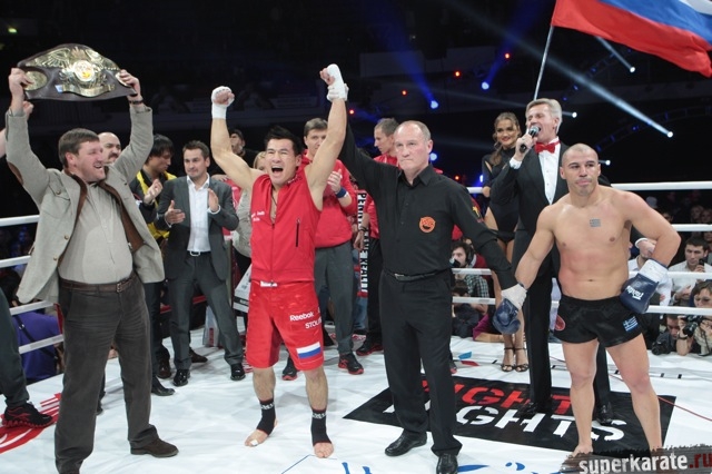 Бату Хасиков победил Майка Замбидиса