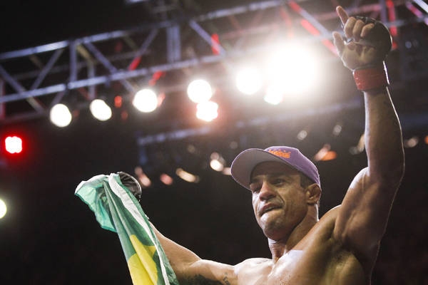 Витор-победитель на UFC 142