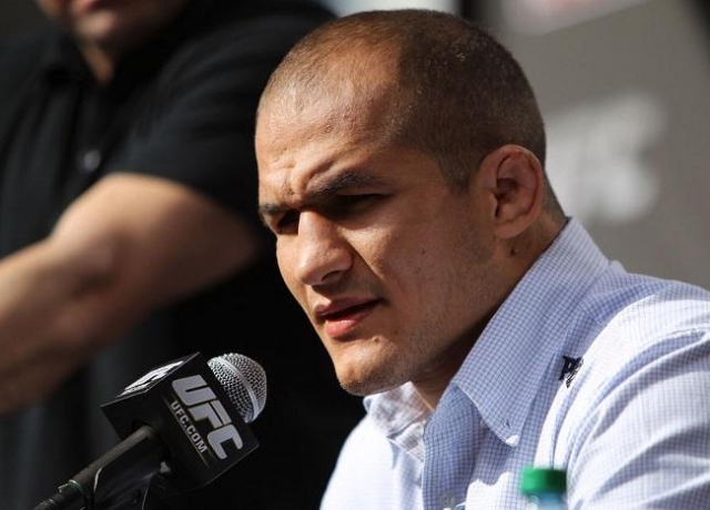 Чемпион UFC в тяжелом весе Джуниор дос Сантос