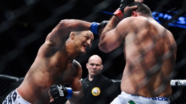 Эпохальная встреча Hendo и Сегуна на UFC 139