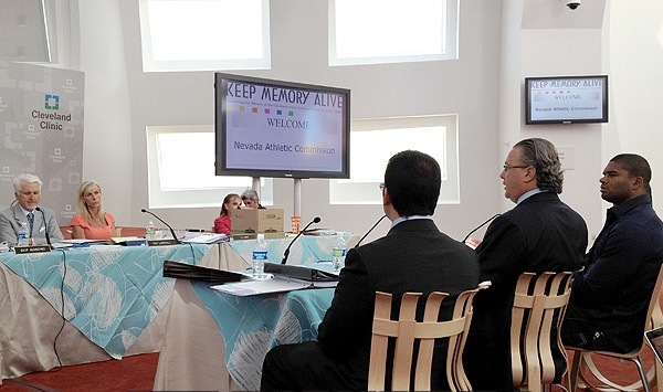 Алистар Оверим и его защита отдуваются перед NSAC на слушаниях 24-го апреля 2012 г.