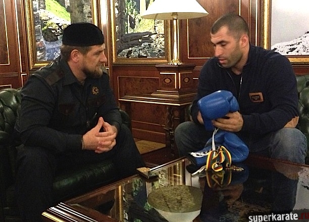 Рамзан Кадыров получил от Лечи Курбанова победные перчатки