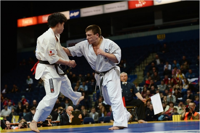 Дмитрий Моисеев в атаке Дмитрий Моисеев в атаке