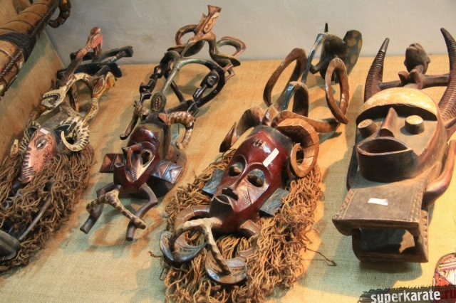 Африканские сувенирные маски