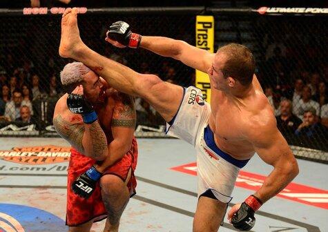 Джуниор Дос Сантос нокаутировал Марка Ханта Джуниор Дос Сантос нокаутировал Марка Ханта