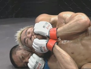 Бой мог закончится досрочно удушением, но соперник Накахары не дал себя задушить