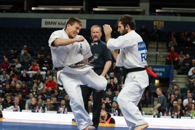 Дмитрий Моисеев, сильнейший легковес Шинкиокушинкай каратэ, в атаке Дмитрий Моисеев, сильнейший легковес Шинкиокушинкай каратэ, в атаке