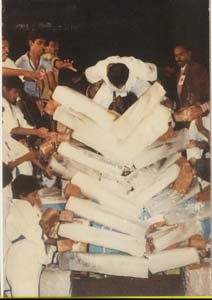 Рекордное разбивание ледяных глыб головой