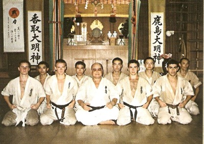 Справа от Масутацу Ояма Сандор Брезовай Справа от Масутацу Ояма Сандор Брезовай