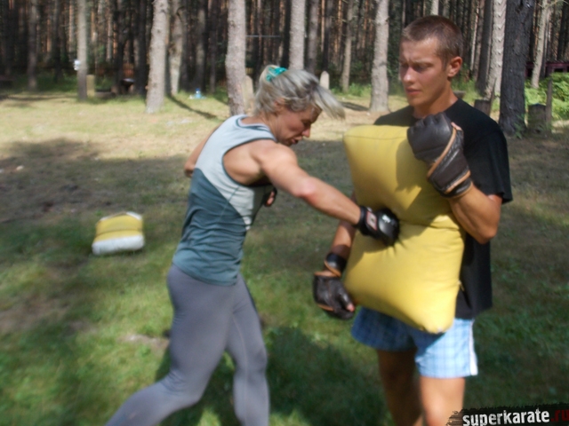 Наталья Селюкова работает на макиваре