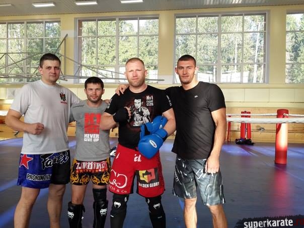 Сергей Харитонов с партнерами готовится к бою с Жеромом Ле Баннером Сергей Харитонов с партнерами готовится к бою с Жеромом Ле Баннером