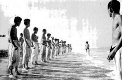 Каратисты у прибоя