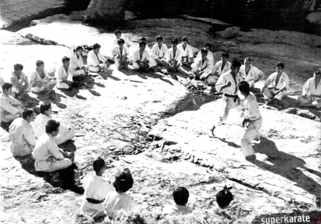 Тренировки каратистов на скалах