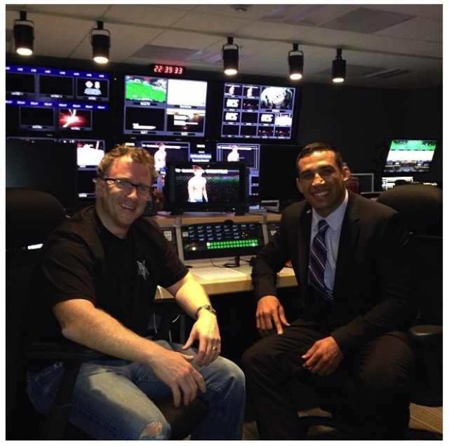 Душка Вердум при костюме и галстуке наблюдал за действом вне октагона Душка Вердум при костюме и галстуке наблюдал за действом вне октагона