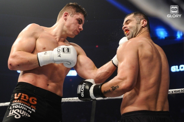 Рико Верховен бьет Даниэль Гита