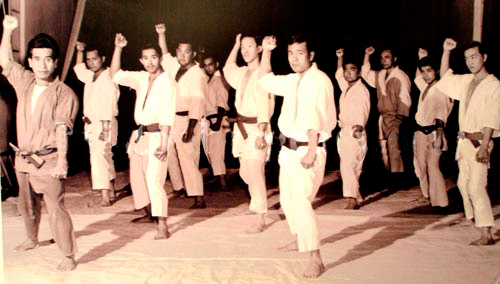 Молодой Бобби Лоу третий слева Молодой Бобби Лоу третий слева