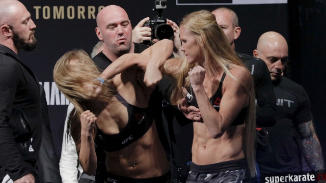 На взвешивании Ронда попыталась подавить Холли Холм На взвешивании Ронда попыталась подавить Холли Холм